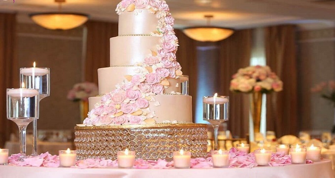 در حمل و نقل کیک عروسی دقت لازم را داشته باشید